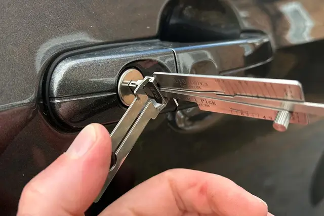 auto-locksmith-picking-car-door-lock
